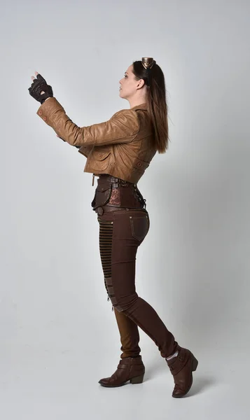 Ganzkörperporträt Eines Brünetten Mädchens Braunen Leder Steampunk Outfit Stehende Pose — Stockfoto