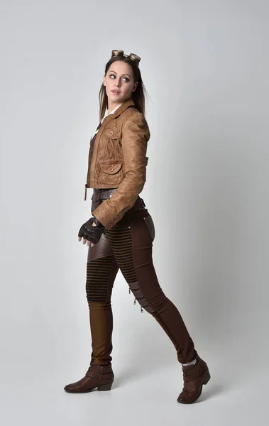 Ganzkörperporträt Eines Brünetten Mädchens Braunen Leder Steampunk Outfit Stehende Pose — Stockfoto