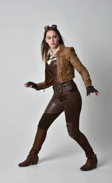 Ganzkörperporträt Eines Brünetten Mädchens Braunen Leder Steampunk Outfit Stehende Pose — Stockfoto