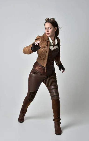 Ganzkörperporträt Eines Brünetten Mädchens Braunen Leder Steampunk Outfit Stehende Pose — Stockfoto