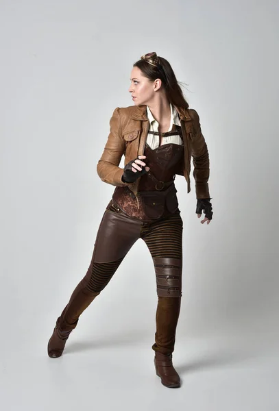 Retrato Comprimento Total Menina Morena Vestindo Roupas Couro Marrom Steampunk — Fotografia de Stock