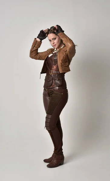 Ganzkörperporträt Eines Brünetten Mädchens Braunen Leder Steampunk Outfit Stehende Pose — Stockfoto