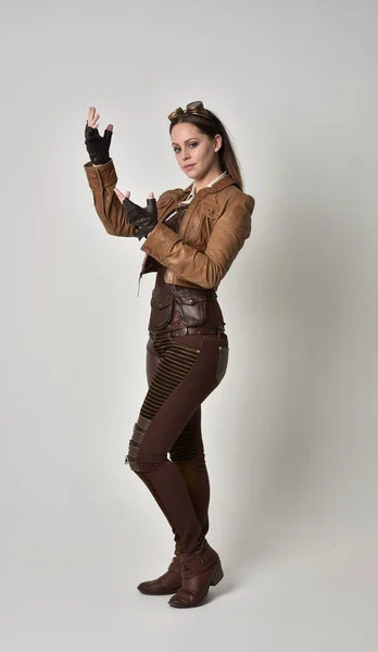 Portret Van Volledige Lengte Van Brunette Meisje Bruinleren Steampunk Outfit — Stockfoto