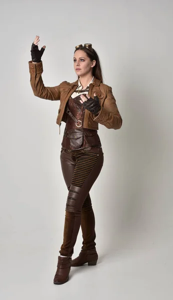 Portrait Complet Fille Brune Portant Une Tenue Steampunk Cuir Marron — Photo