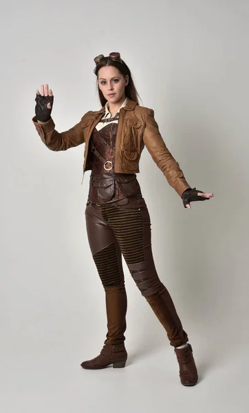 Ganzkörperporträt Eines Brünetten Mädchens Braunen Leder Steampunk Outfit Stehende Pose — Stockfoto