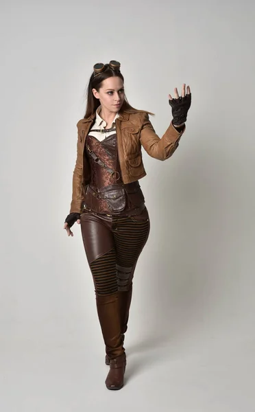 Ολόσωμο Πορτρέτο Μελαχρινή Κοπέλα Φορώντας Στολή Steampunk Καφέ Δέρμα Όρθια — Φωτογραφία Αρχείου