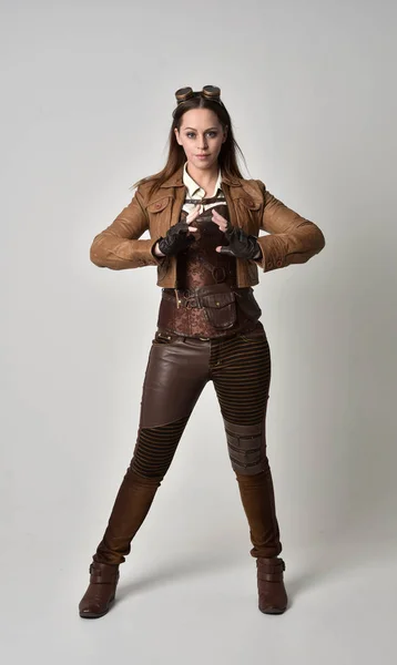 Portrait Complet Fille Brune Portant Une Tenue Steampunk Cuir Marron — Photo