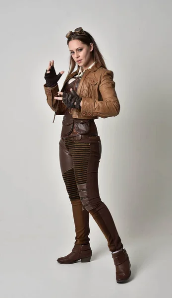 Ganzkörperporträt Eines Brünetten Mädchens Braunen Leder Steampunk Outfit Stehende Pose — Stockfoto