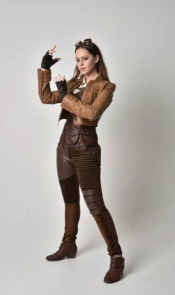 Portret Van Volledige Lengte Van Brunette Meisje Bruinleren Steampunk Outfit — Stockfoto