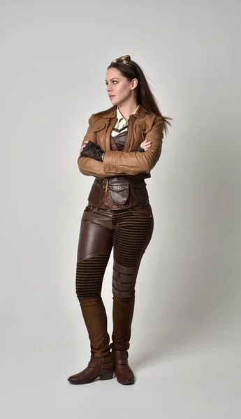 Retrato Longitud Completa Chica Morena Con Traje Steampunk Cuero Marrón — Foto de Stock