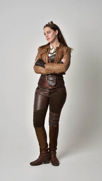 Ganzkörperporträt Eines Brünetten Mädchens Braunen Leder Steampunk Outfit Stehende Pose — Stockfoto