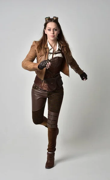 Portrait Complet Fille Brune Portant Une Tenue Steampunk Cuir Marron — Photo