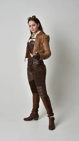 Portret Van Volledige Lengte Van Brunette Meisje Bruinleren Steampunk Outfit — Stockfoto