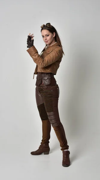 Ganzkörperporträt Eines Brünetten Mädchens Braunen Leder Steampunk Outfit Stehende Pose — Stockfoto