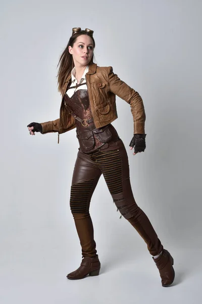 Retrato Longitud Completa Chica Morena Con Traje Steampunk Cuero Marrón — Foto de Stock