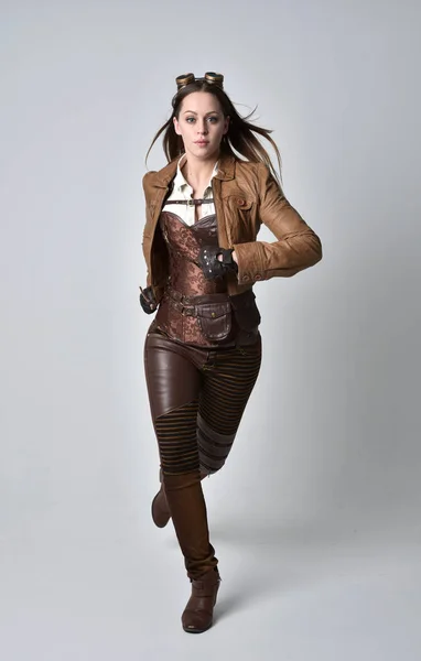 Full Length Portrait Brunette Girl Wearing Brown Leather Steampunk Outfit — Stock Photo, Image