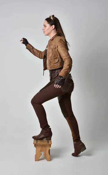 Ganzkörperporträt Eines Brünetten Mädchens Braunen Leder Steampunk Outfit Stehende Pose — Stockfoto