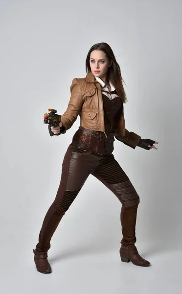 Ολόσωμο Πορτρέτο Μελαχρινή Κοπέλα Φορώντας Στολή Steampunk Καφέ Δέρμα Πόζα — Φωτογραφία Αρχείου