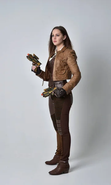 Ganzkörperporträt Eines Brünetten Mädchens Braunen Leder Steampunk Outfit Stehende Pose — Stockfoto