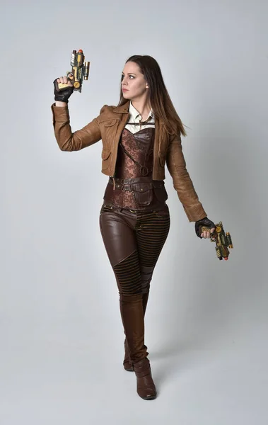 Portrait Complet Fille Brune Portant Une Tenue Steampunk Cuir Marron — Photo