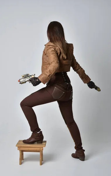 Full Längd Porträtt Brunett Flicka Klädd Brunt Läder Steampunk Outfit — Stockfoto