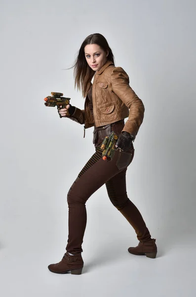 Ganzkörperporträt Eines Brünetten Mädchens Braunen Leder Steampunk Outfit Stehende Pose — Stockfoto