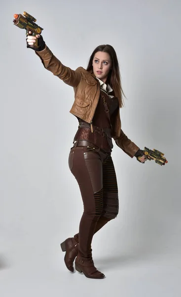 Retrato Comprimento Total Menina Morena Vestindo Roupas Couro Marrom Steampunk — Fotografia de Stock