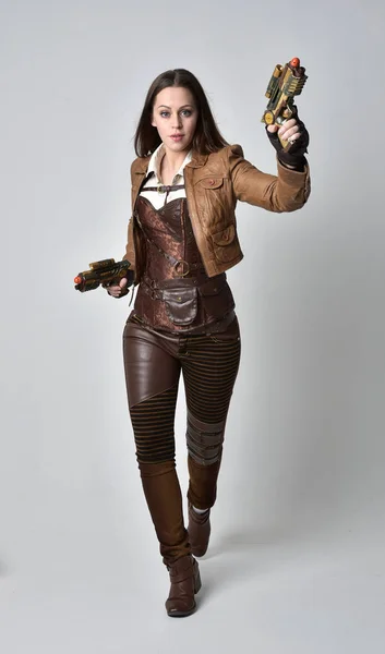 Retrato Longitud Completa Chica Morena Con Traje Steampunk Cuero Marrón — Foto de Stock