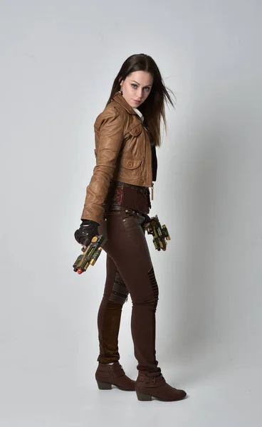 Ganzkörperporträt Eines Brünetten Mädchens Braunen Leder Steampunk Outfit Stehpositionen Mit — Stockfoto