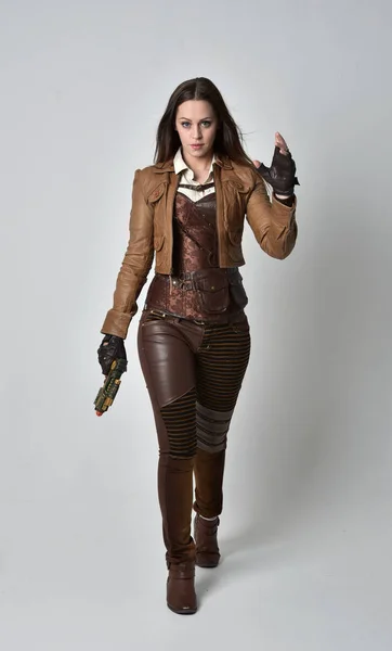 Steampunk 의상을 여자의 초상화 스튜디오 배경에서 — 스톡 사진