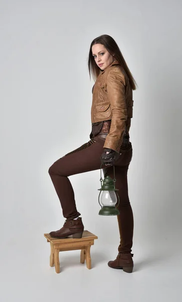 Ολόσωμο Πορτρέτο Μελαχρινή Κοπέλα Φορώντας Στολή Steampunk Καφέ Δέρμα Πόζα — Φωτογραφία Αρχείου