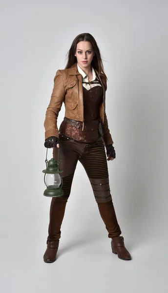 Ganzkörperporträt Eines Brünetten Mädchens Braunen Leder Steampunk Outfit Stehende Pose — Stockfoto