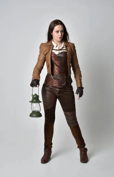 Retrato Comprimento Total Menina Morena Vestindo Roupas Couro Marrom Steampunk — Fotografia de Stock