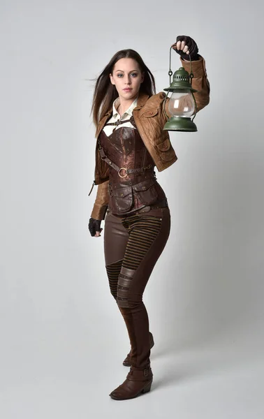 Portrait Complet Fille Brune Portant Une Tenue Steampunk Cuir Marron — Photo