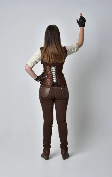 Retrato Comprimento Total Menina Morena Vestindo Roupas Couro Marrom Steampunk — Fotografia de Stock