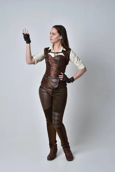 Ganzkörperporträt Eines Brünetten Mädchens Braunen Leder Steampunk Outfit Stehende Pose — Stockfoto