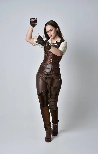 Retrato Comprimento Total Menina Morena Vestindo Roupas Couro Marrom Steampunk — Fotografia de Stock