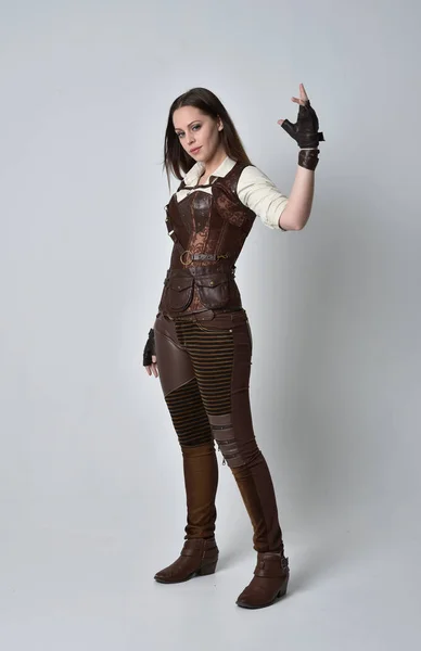 Ganzkörperporträt Eines Brünetten Mädchens Braunen Leder Steampunk Outfit Stehende Pose — Stockfoto