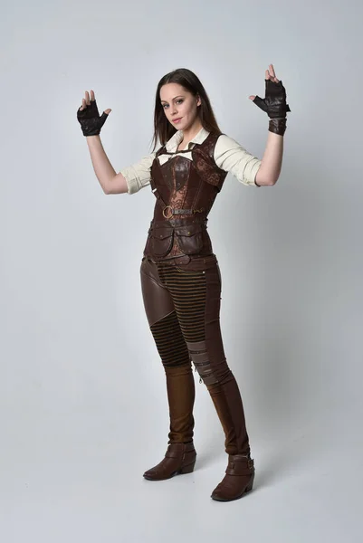 Ganzkörperporträt Eines Brünetten Mädchens Braunen Leder Steampunk Outfit Stehende Pose — Stockfoto