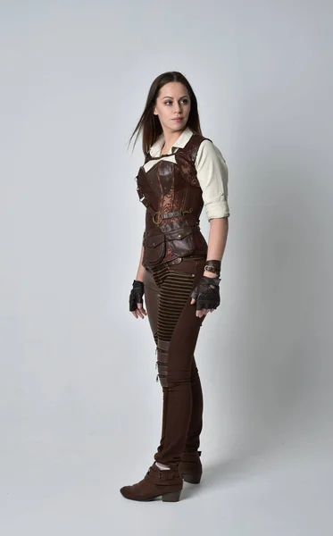 Ritratto Figura Intera Ragazza Bruna Che Indossa Abiti Steampunk Pelle — Foto Stock