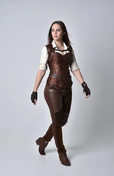 Full Length Portrait Brunette Girl Wearing Brown Leather Steampunk Outfit — Stock Photo, Image