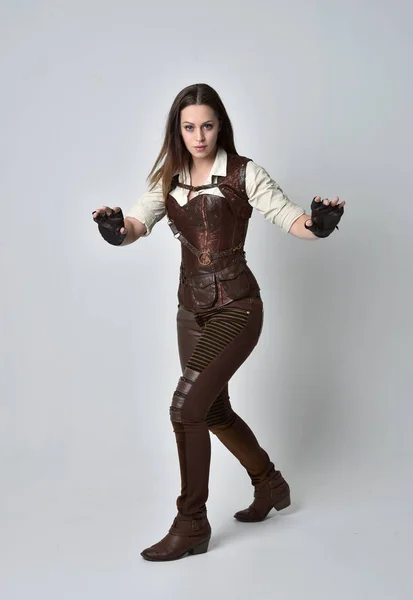Tam Uzunlukta Kahverengi Deri Steampunk Kıyafeti Giymiş Esmer Kız Portresi — Stok fotoğraf