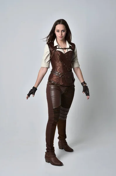 Full Length Portrait Brunette Girl Wearing Brown Leather Steampunk Outfit — Stock Photo, Image