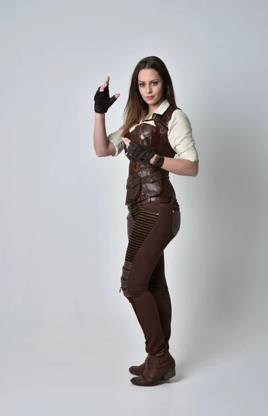 Ολόσωμο Πορτρέτο Μελαχρινή Κοπέλα Φορώντας Στολή Steampunk Καφέ Δέρμα Όρθια — Φωτογραφία Αρχείου