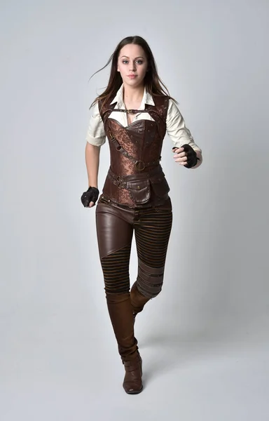 Retrato Longitud Completa Chica Morena Con Traje Steampunk Cuero Marrón — Foto de Stock