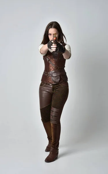 Ganzkörperporträt Eines Jungen Brünetten Mädchens Braunem Leder Steampunk Outfit Stehende — Stockfoto