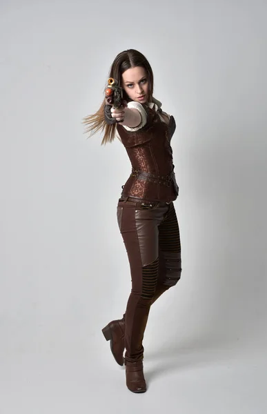 Ganzkörperporträt Eines Jungen Brünetten Mädchens Braunem Leder Steampunk Outfit Stehende — Stockfoto