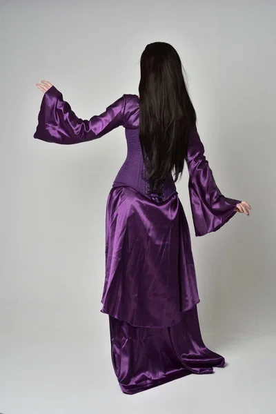 보라색 판타지 드레스를 여자의 초상화 스튜디오 배경에서 — 스톡 사진