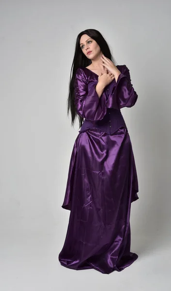 Портрет Красивой Девушки Длинными Черными Волосами Фиолетовом Фантазийном Средневековом Платье — стоковое фото