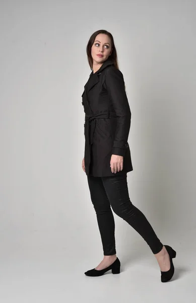 Retrato Longitud Completa Una Chica Morena Con Abrigo Largo Negro — Foto de Stock
